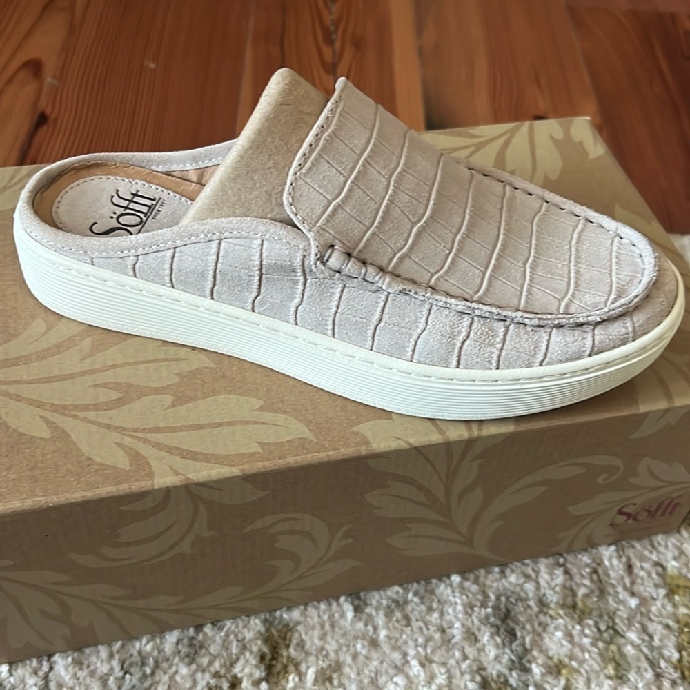 New in Box Sofft Sooners Moc nude size 6.5M